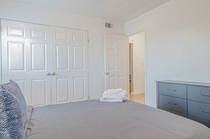 Room - Cozy Suite 4 Near the Airport (Columbus)