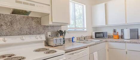 Kühlschrank, Geschirrspüler, Wasserkocher mit Kaffee-/Teezubehör