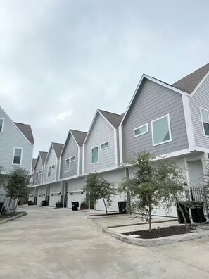 Exterior - 3-bedroom house in serene Houston with cool AC for relaxing stays (Houston)