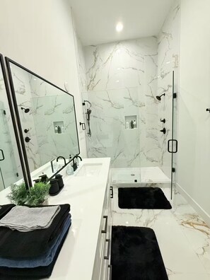Shower, hair dryer, towels, soap - 3-bedroom house in serene Houston with cool AC for relaxing stays (Houston)