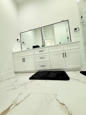 Interior - 3-bedroom house in serene Houston with cool AC for relaxing stays (Houston)