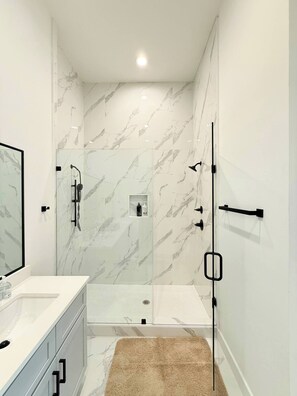Shower, hair dryer, towels, soap - Modern Minimalist 3BR for Families, Nurses, Groups (Houston)