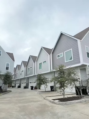 Exterior - Upscale Minimal 3BR for Families, Nurses & Groups (Houston)