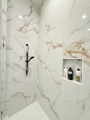 Shower, hair dryer, towels, soap - Upscale Minimal 3BR for Families, Nurses & Groups (Houston)