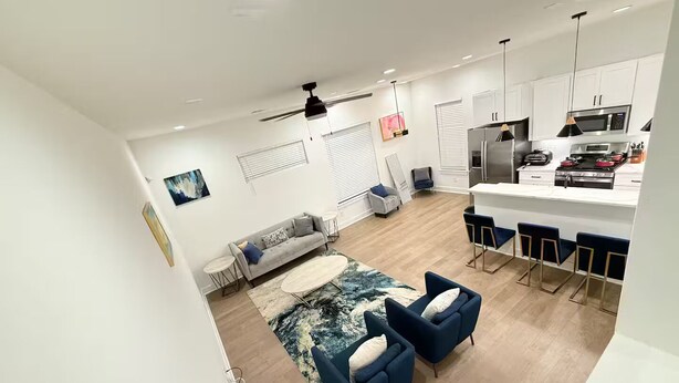 Un apartamento moderno con sala de estar, comedor y cocina.
