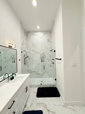 Shower, hair dryer, towels, soap - Upscale Minimal 3BR for Families, Nurses & Groups (Houston)