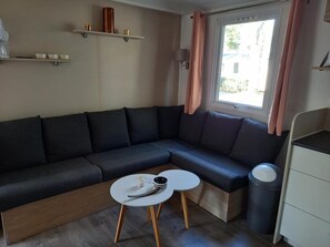 TV, ping pong - Mobile Home 477 at Bois Dormant 4* Campsite, Saint Jean de Monts (Saint-Jean-de-Monts)