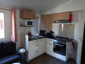 Fridge, microwave, oven, stovetop - Mobile Home 477 at Bois Dormant 4* Campsite, Saint Jean de Monts (Saint-Jean-de-Monts)