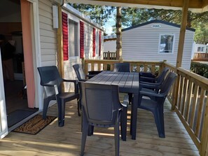 Outdoor dining - Mobile Home 477 at Bois Dormant 4* Campsite, Saint Jean de Monts (Saint-Jean-de-Monts)