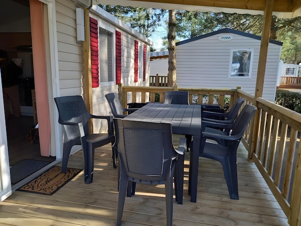 Outdoor dining - Mobile Home 477 at Bois Dormant 4* Campsite, Saint Jean de Monts (Saint-Jean-de-Monts)