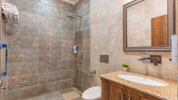 Familien-Suite, Seeblick | Badezimmer | Dusche, Hausschuhe, Handtücher, Seife