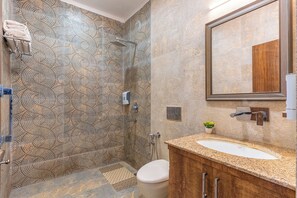Familien-Suite, Seeblick | Badezimmer | Dusche, Hausschuhe, Handtücher, Seife