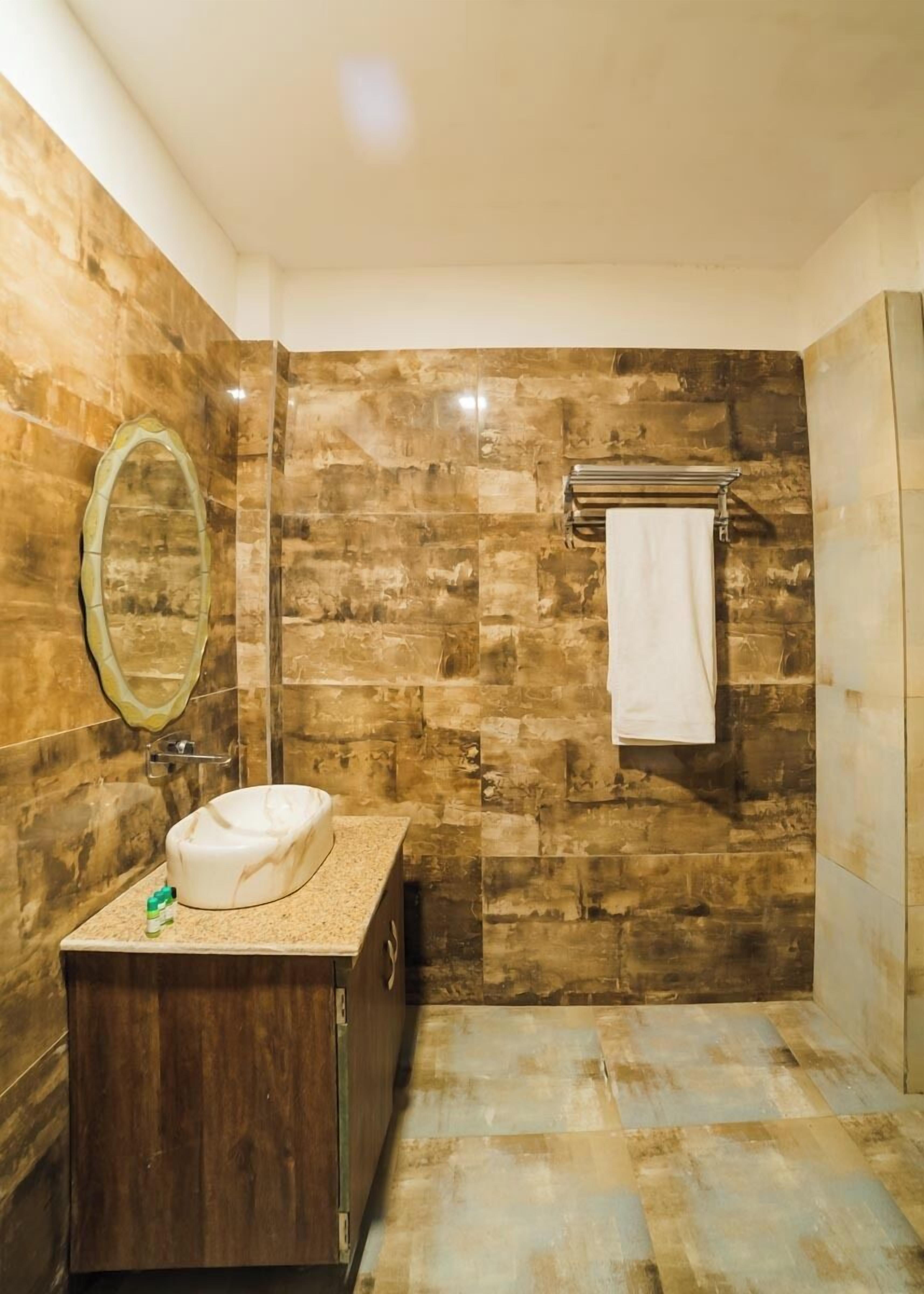 Superior Double Room, Lake View | Bathroom | Shower, free toiletries, slippers, towels