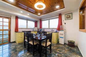 Family Suite, Lake View | Private kitchen - Lake Mount (Bhimtal)