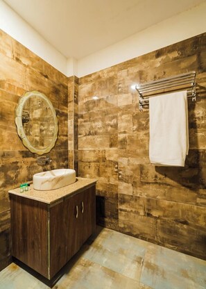 Habitación doble superior, vistas al lago | Baño | Ducha, zapatillas, toallas y jabón