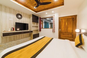 Suite familiar, vistas al lago | Cortinas opacas, tabla de planchar con plancha, wifi gratis