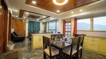 Suite Keluarga, pemandangan danau | Area keluarga