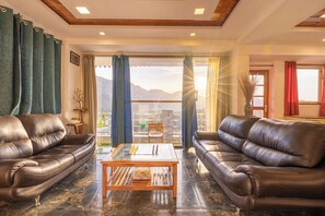 Familie suite, uitzicht op meer | Woonruimte | Televisie