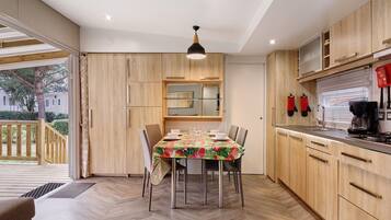 Een koelkast, een magnetron, een oven, een kookplaat