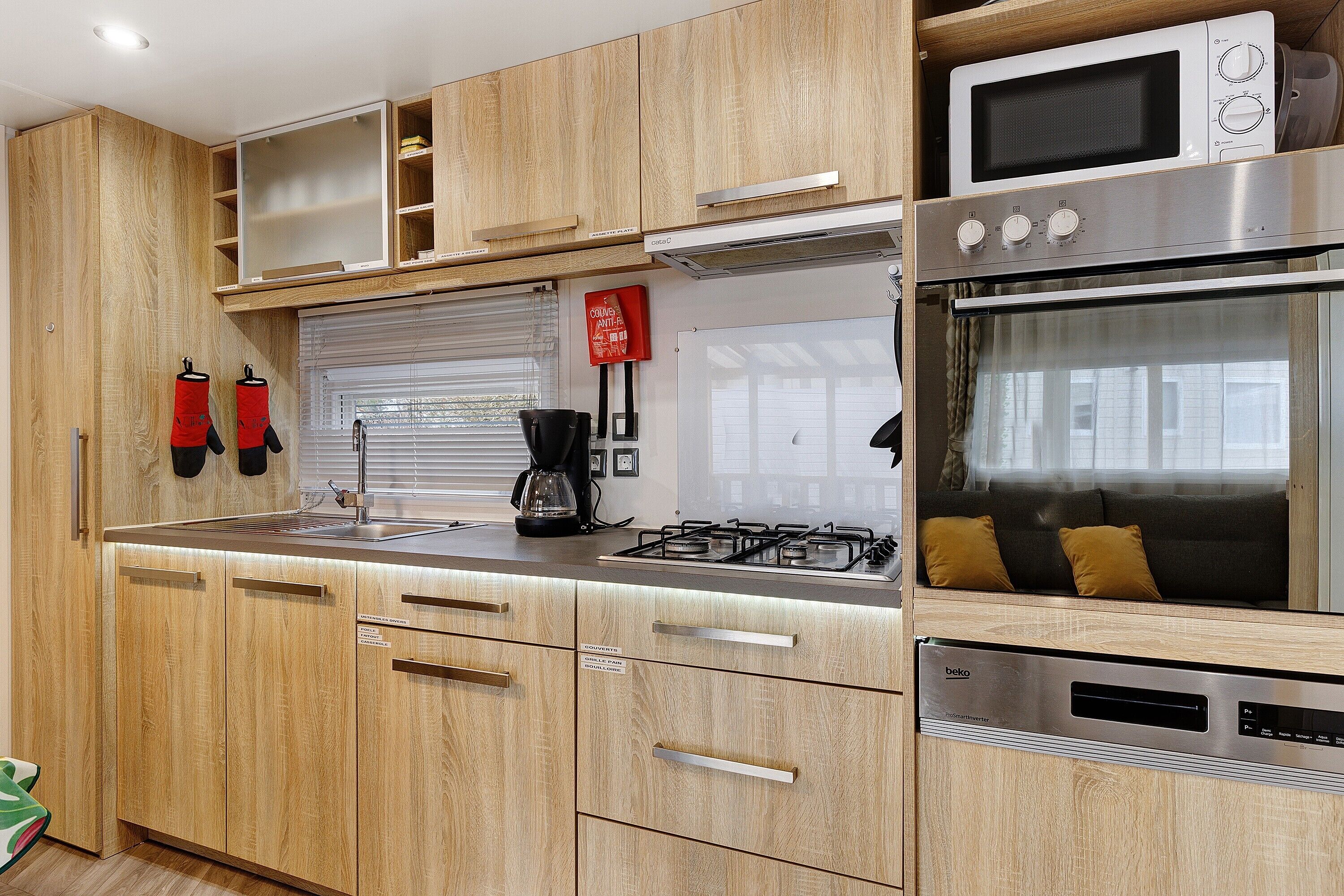 Frigorífico, microondas, horno y placa de cocina