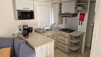 Een koelkast, een magnetron, een oven, een kookplaat