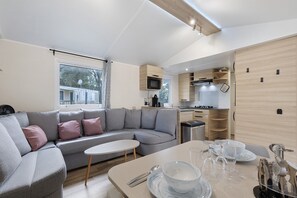 Fernseher, Tischtennisplatte