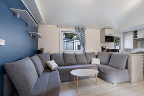 TV, ping pong - Mobile Home 3 Bedrooms Bois Dormant with Private Terrace and Air Conditioning (Saint-Jean-de-Monts)