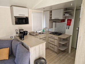 Refrigerador, microondas, horno y parrilla de estufa 