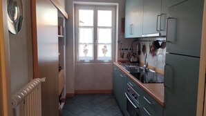 Cuina petita amb finestra, radiador i un rentamel.
