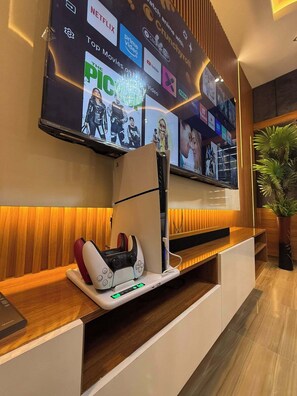 Apartamento conforto, sacada, vista para a cidade | Área de estar