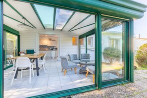 Outdoor dining - Family Home in Central Fromentine with Private Terrace, Wi-Fi & Air Conditioning (La Barre-de-Monts)