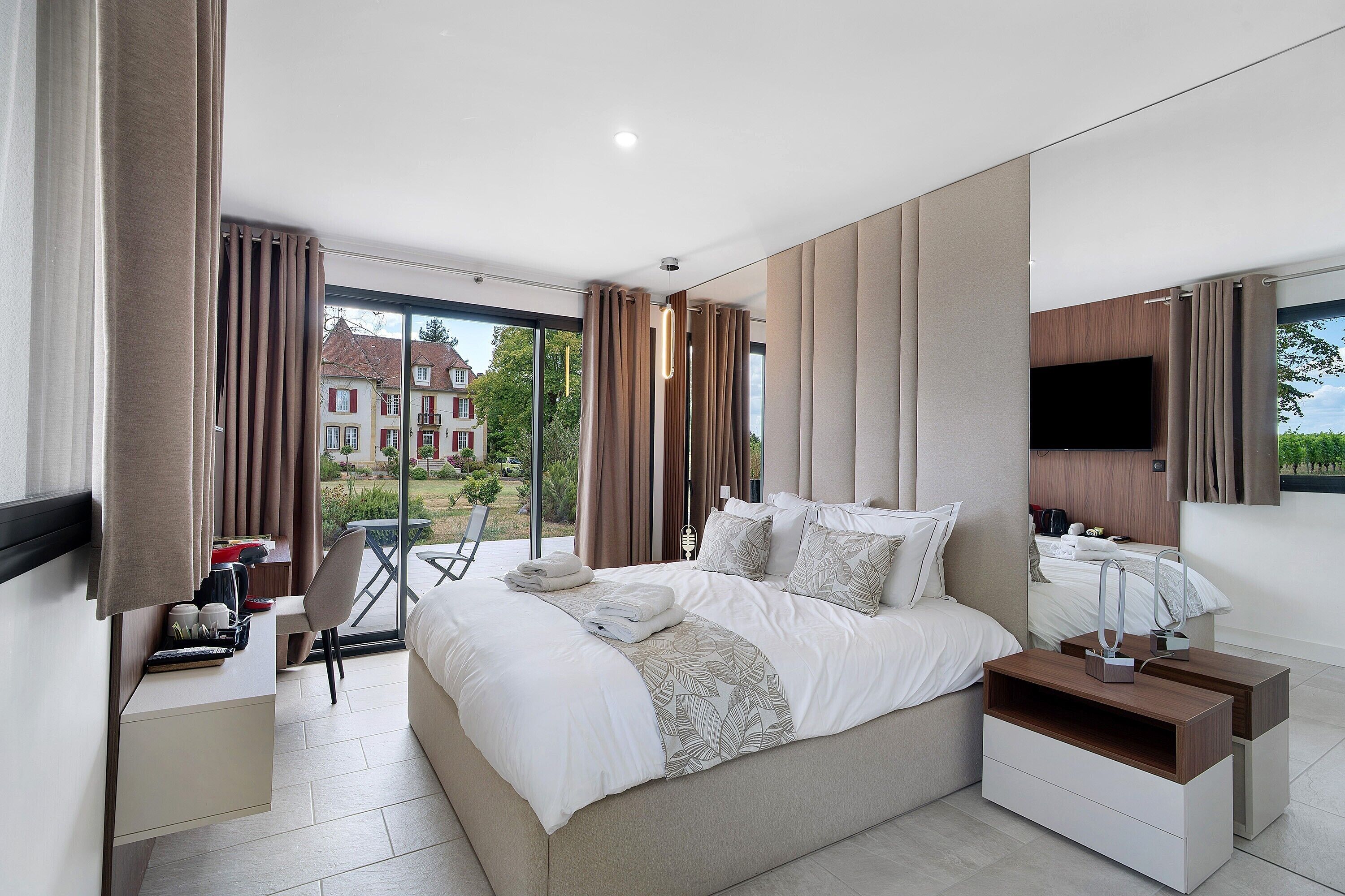 7 chambres, fer et planche à repasser, Wi-Fi, draps fournis