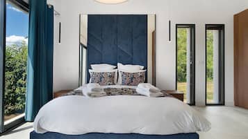7 bedrooms, iron/ironing board, WiFi, bed sheets