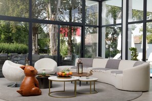 Télévision, table de tennis de table