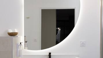 Bruser, hårtørrer, håndklæder