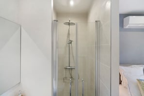 Ducha, secador de pelo y toallas