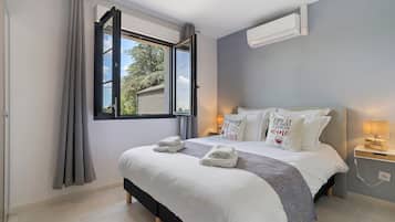 4 bedrooms, desk, iron/ironing board, WiFi