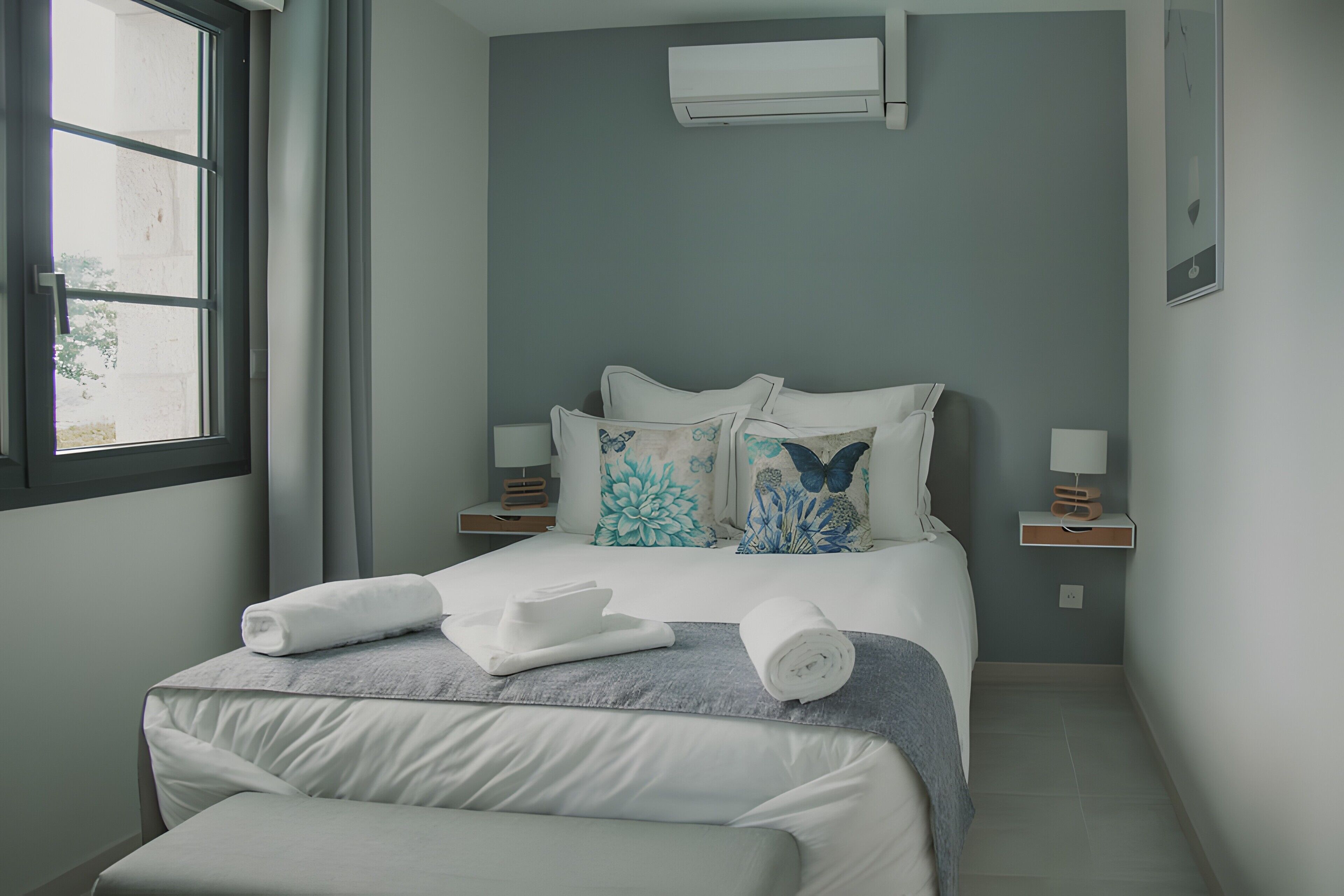 4 bedrooms, desk, iron/ironing board, WiFi