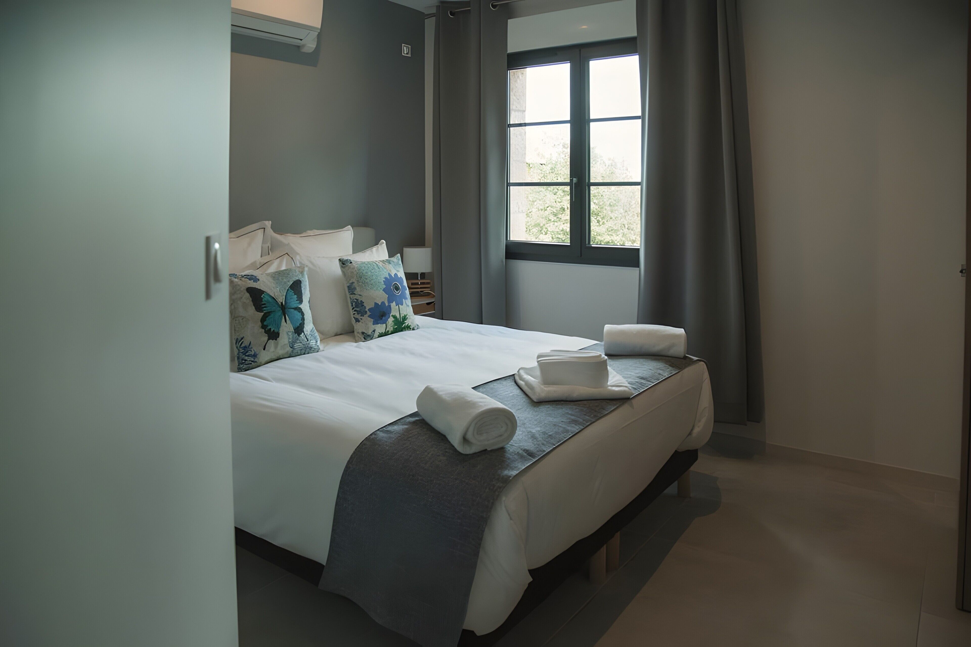 4 habitaciones, escritorio, tabla de planchar con plancha y wifi 