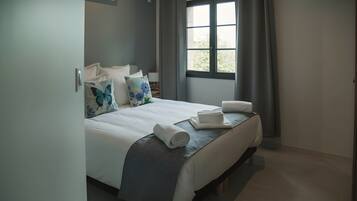 4 habitaciones, escritorio, tabla de planchar con plancha y wifi