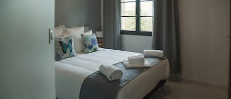 4 عدّة غرف نوم ومكتب ومكواة/لوح كي وواي فاي