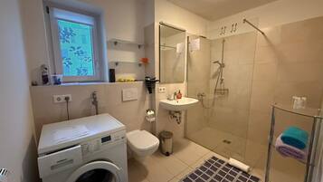 Douche, sèche-cheveux, serviettes fournies, savon