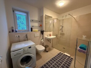 Dusche, Haartrockner, Handtücher, Seife