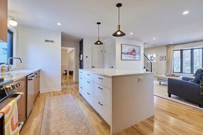 Private kitchen - Recently remodeled Kansas City home 2 miles to Country Club Plaza-World Cup 2026 (Fairway)