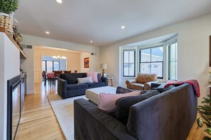 Living area - Recently remodeled Kansas City home 2 miles to Country Club Plaza-World Cup 2026 (Fairway)