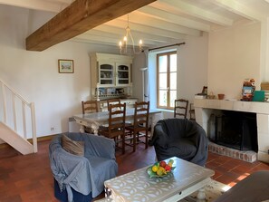 TV - Gîte du moulin lasnier – Peaceful Retreat in Nature with Pool and Fishing (Meusnes)