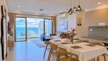 Appartement Supérieur, 3 chambres, vue plage | Restauration dans la chambre