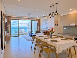 高级公寓, 3 间卧室, 海滩景观 | 客房内用餐