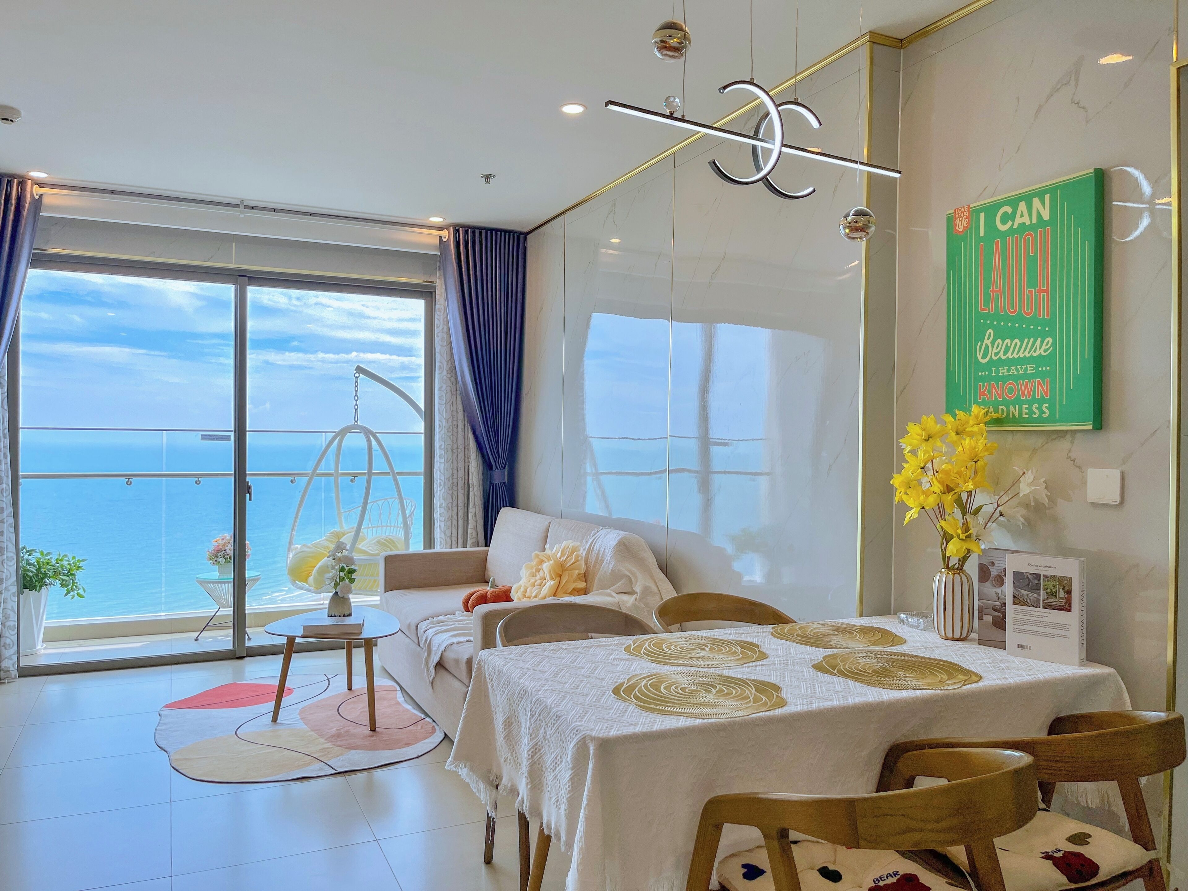 Departamento, 3 habitaciones, balcón, vista a la playa | Área de sala de estar | Smart TV de 45 pulgadas con canales digitales y Netflix 