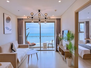 Apartment, 3 Bedrooms, Balcony, Beach View | Living area